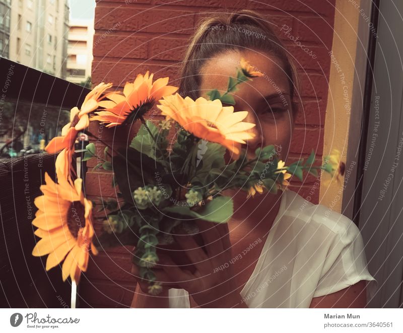 chica sujetando girasoles en el balcon Blumen naturaleza amor paz heimwärts decoración Belleza