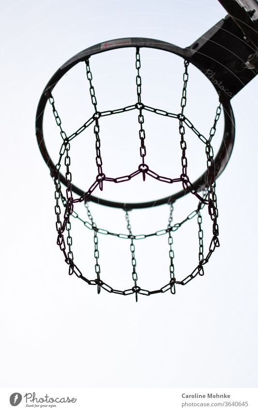 Basketballnetz Outdoor basketballnetz Sport Korb Spielen Außenaufnahme Spielplatz Park Straße Hintergrund neutral Silhouette Himmel Sportgerät Ballsport