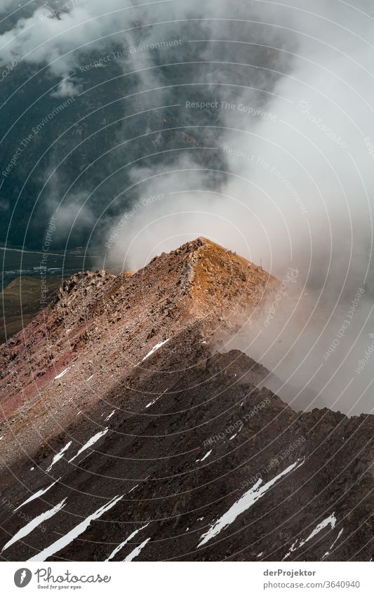 Blick vom Piz Nair im Engadin in Graubünden in der Schweiz Sonnenstrahlen Tag Licht Außenaufnahme Alpen Natur Naturschutzgebiet anstrengen Umwelt wandern