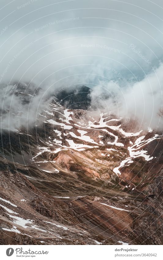 Blick vom Piz Nair im Engadin in Graubünden in der Schweiz Sonnenstrahlen Tag Licht Außenaufnahme Alpen Natur Naturschutzgebiet anstrengen Umwelt wandern