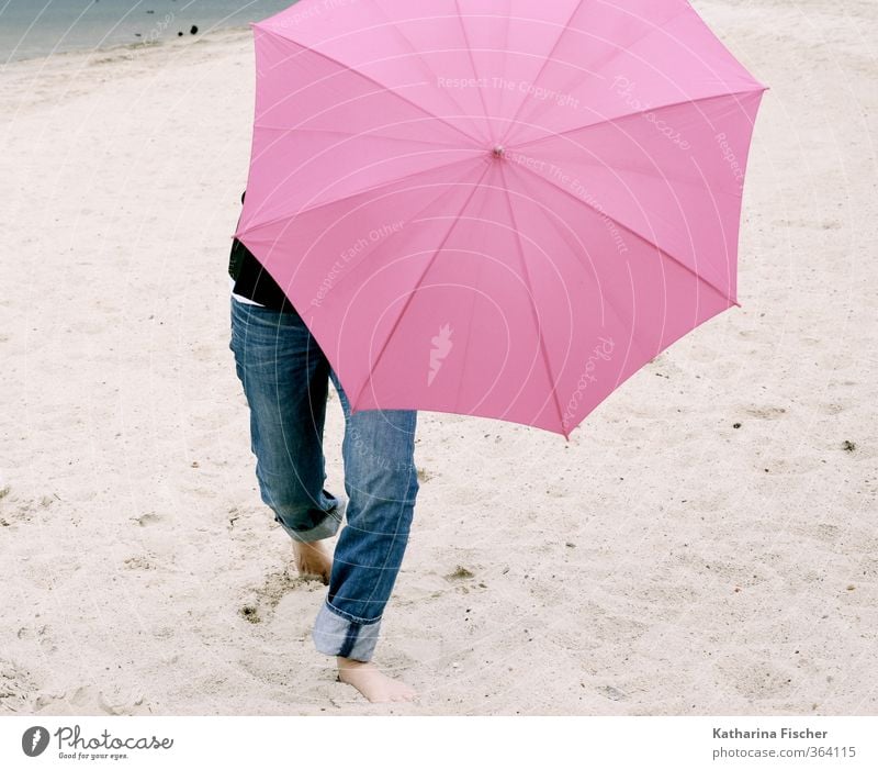 Happy Sommeranfang ..... 1 Mensch Urelemente Erde Sand Wetter schlechtes Wetter Wind blau braun grau rosa schwarz Regenschirm Sonnenschirm Beine Jeanshose