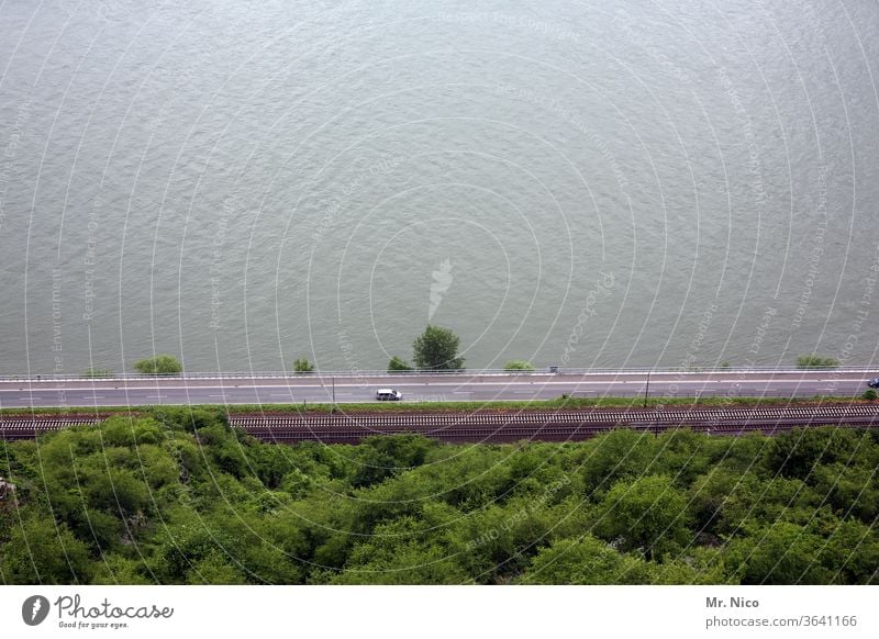 Verkehrswege - Wasser Straße Schiene PKW Wege & Pfade Autofahren Fahrzeug Straßenverkehr Urlaub Ferien & Urlaub & Reisen Fluss Landstraße Landschaft Natur grün