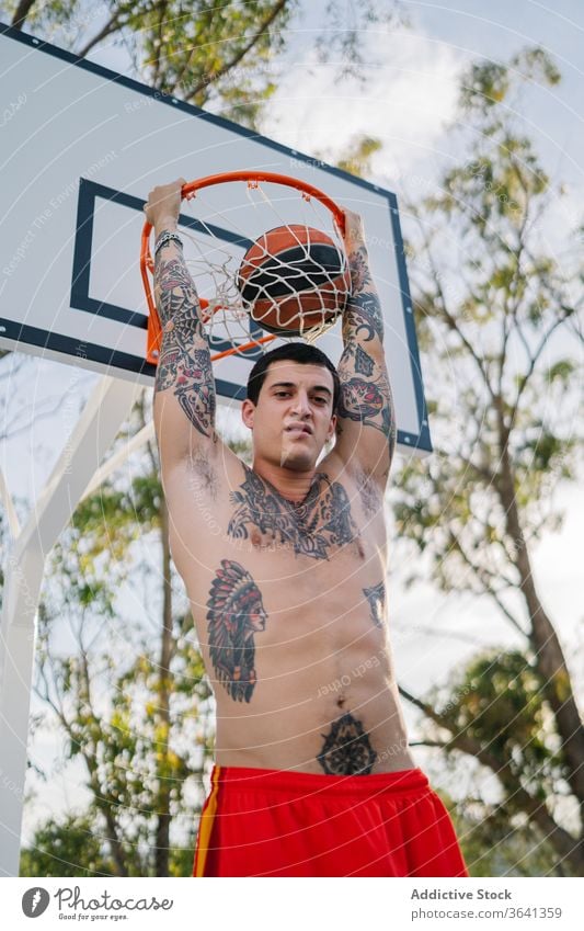 Basketballspieler beim Ballwurf im Reifen hängen werfen Mann Sportler brutal Spiel Spielplatz männlich Athlet Spieler Sportbekleidung Training Aktivität Gericht