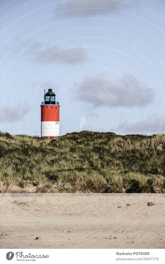 Leuchtturm an der Küste Himmel Wolken MEER Matrosen maritim Küstenstreifen Meer Ferien & Urlaub & Reisen Außenaufnahme Strand Landschaft Farbfoto Natur blau