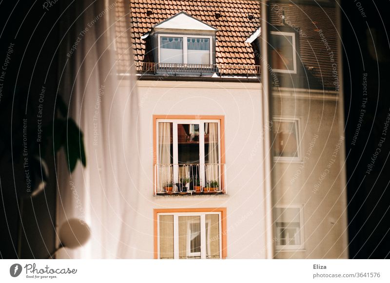 Blick aus dem Fenster auf das Haus der Nachbarn gegenüber. Nachbarschaft Stadt beobachten offen Tag sonnig Gebäude Fassade Wohnung Menschenleer Vorhang lüften