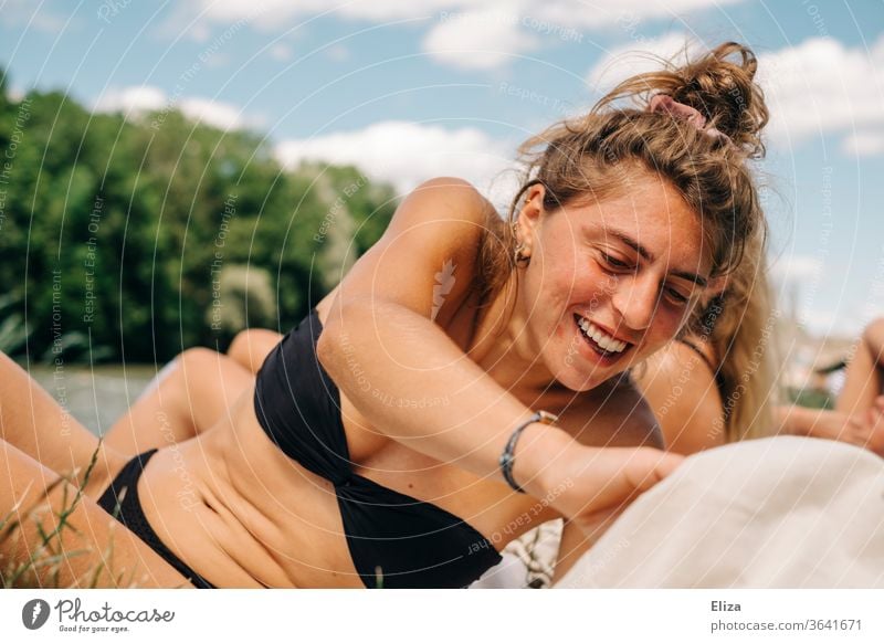 Junges Frau im Bikini beim Baden im Sommer Sonnen junge Frau Ferien & Urlaub & Reisen Schwimmen & Baden Schwimmbad Erholung See lachen Freude schlank Mensch