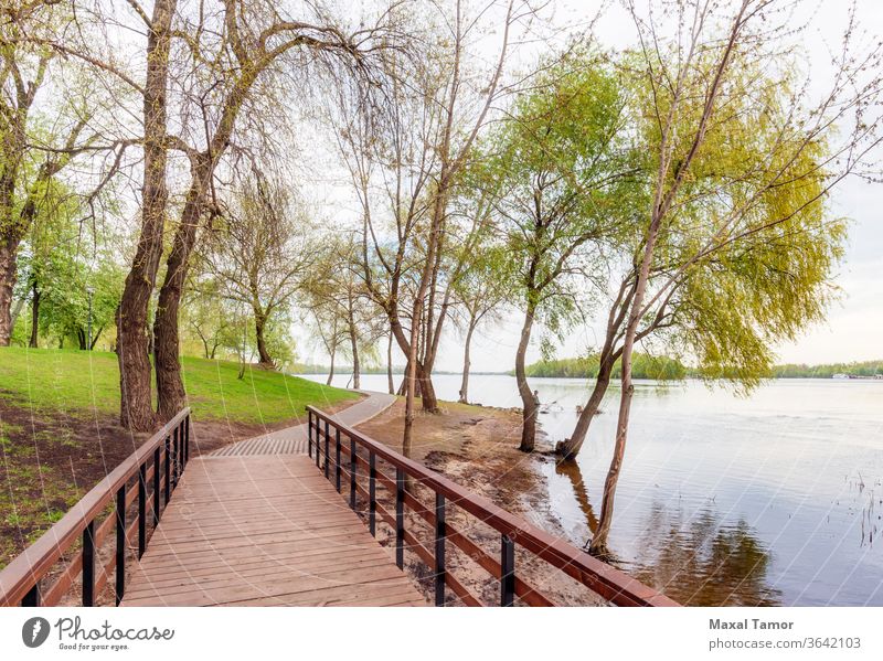 Fußgängerbrücke im Natalka-Park in Kiew Dnjepr Europa Ukraine Architektur Promenade Brücke Großstadt Stadtbild Konstruktion Tag Steg Fußweg See Wahrzeichen