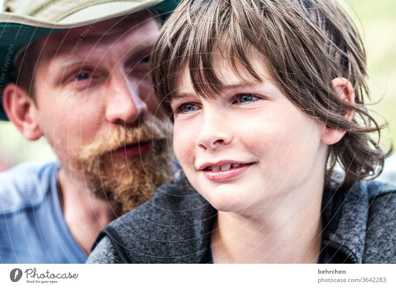 verträumte jungs Zuneigung Außenaufnahme Kindheit Familie & Verwandtschaft Erwachsene Eltern Vater Zufriedenheit Zusammensein Liebe Sohn Tag Licht