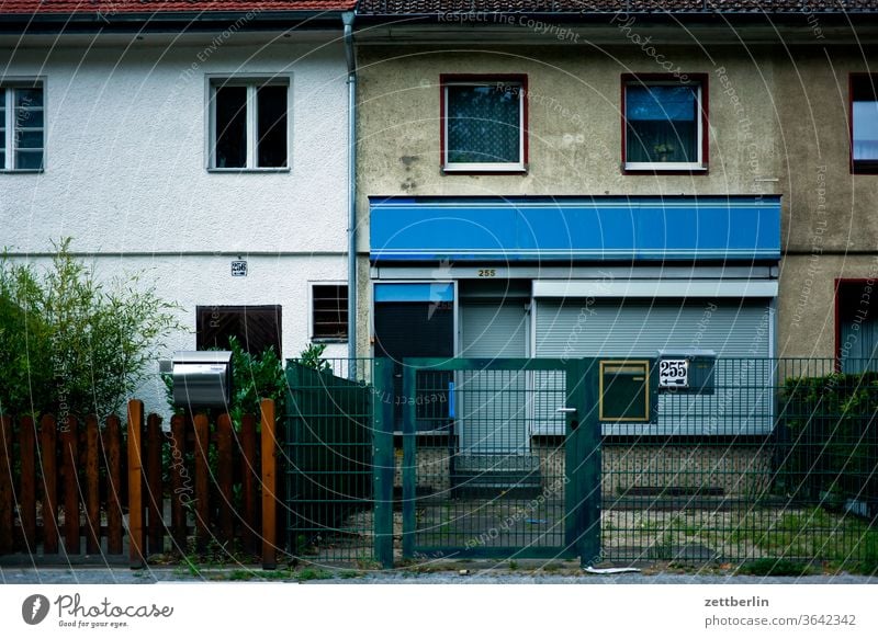 Reihenhaus, Eingangstür Nr. 255 wohnen wohnhaus reihenhaus fassade fenster front fensterfront wohngebiet laden rolladen jalousie zu geschlossen zaun