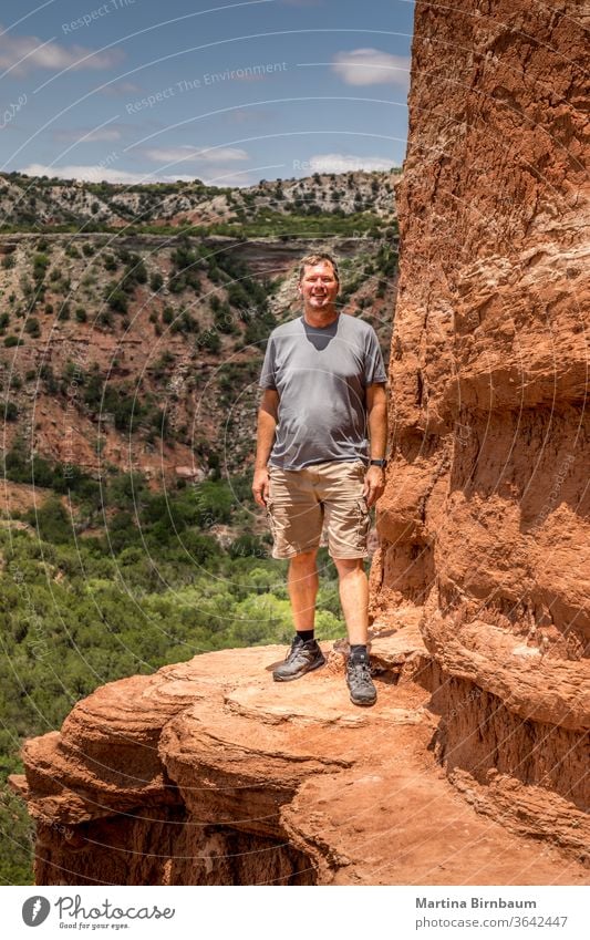 Am Rande des Lighthouse Rock stehender Mann, Palo Duro Canyin State Park, Texas 50-54 wandern Wanderung aktiv Leuchtturm Felsen Schlucht wüst dramatisch Wolken