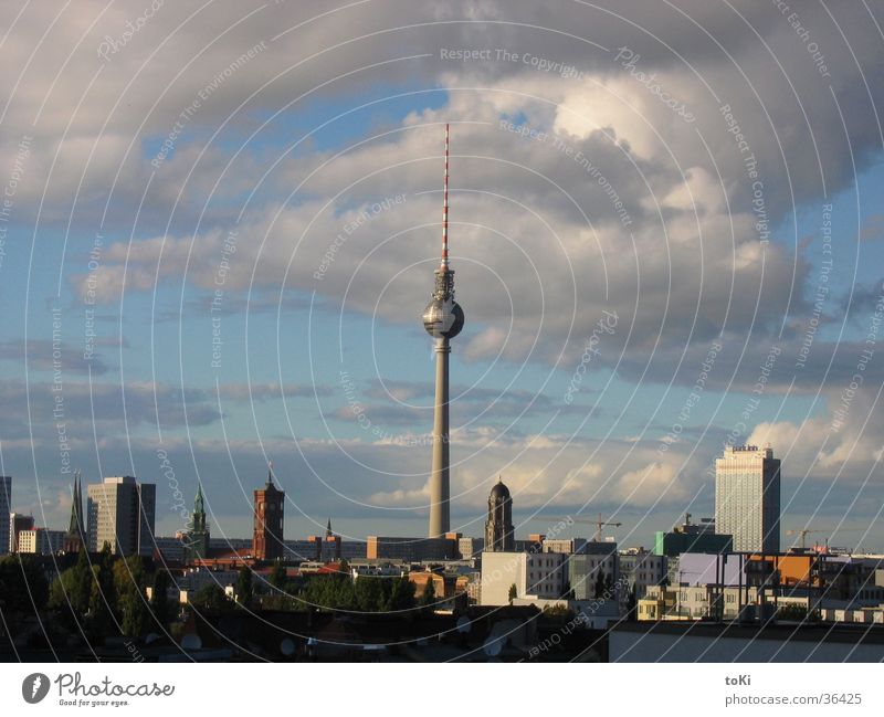 Fernsehturm Nachmittag Berlin Wahrzeichen Denkmal Kommunizieren Berliner Fernsehturm bewolkt oranienplatz max taut haus Schatten marzano luca marzano toki