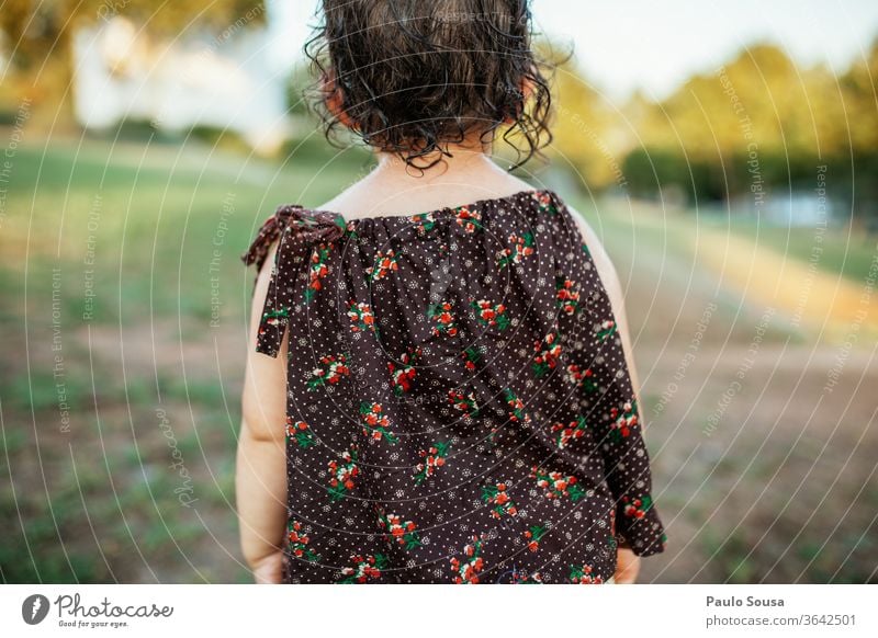 Rückansicht Kind Kaukasier 1-3 Jahre Kleinkind Mensch Kindheit 3-8 Jahre Tag Außenaufnahme Mädchen Spielen Freude Sommer Farbfoto Kindergarten