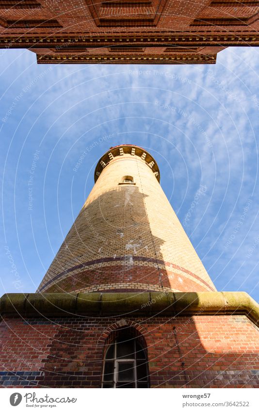 Ankunft | Blick zwischen den beiden Leuchttürmen am Kap Arkona nach oben in den blauen leichtbewölkten Himmel, der Kleinere von beiden wirft seinen Schatten auf den größeren Turm