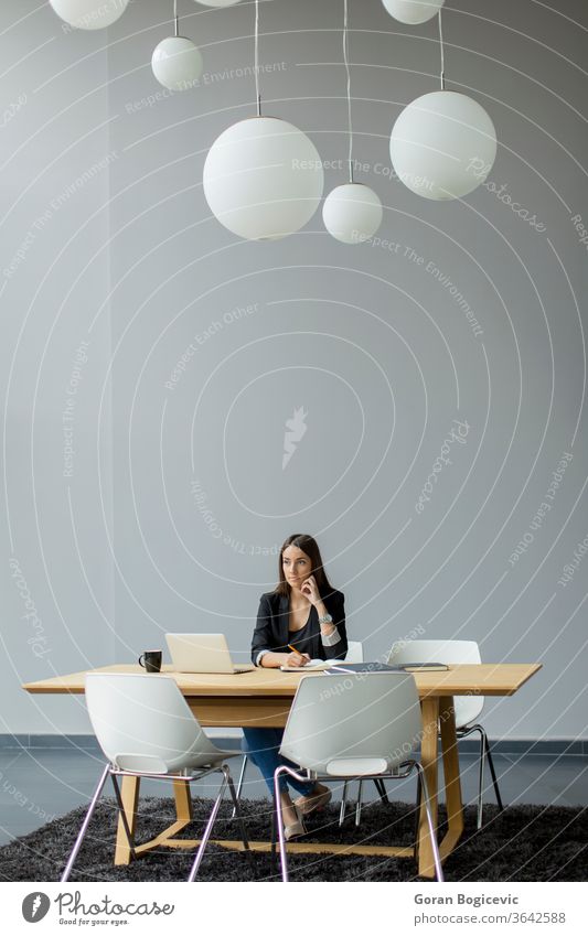 Junge Frau im Büro Schönheit frisch Computer modern im Inneren Person Arbeit Kaukasier Lifestyle niedlich Single Bleistift Mobile Telefon Blick hübsch Business