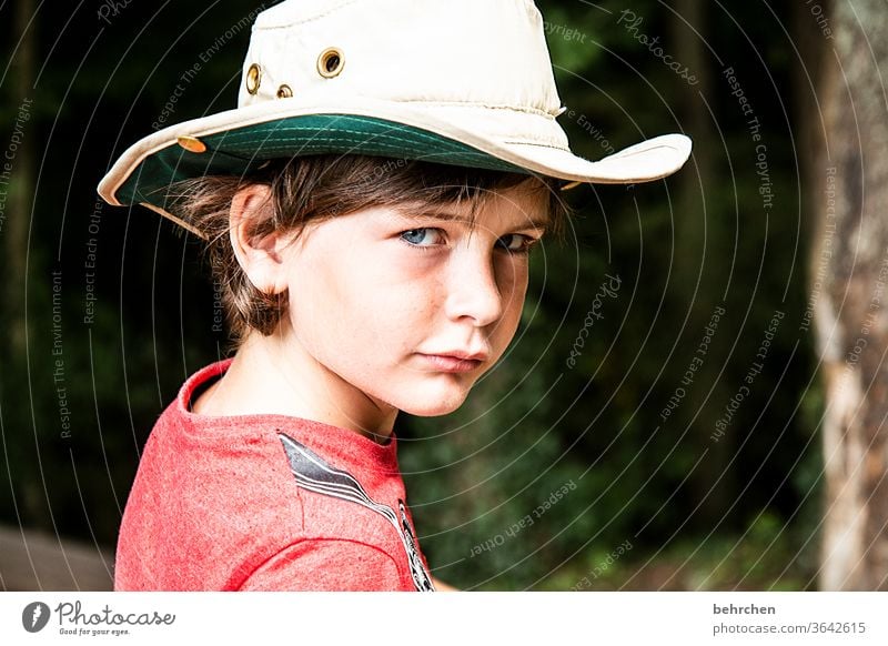 yee-haw ernst Kopf Sonnenlicht intensiv Porträt Kontrast Licht Tag Gesicht Auge Kindheit Nase Mund Lippen Familie & Verwandtschaft Junge Nahaufnahme aufmerksam