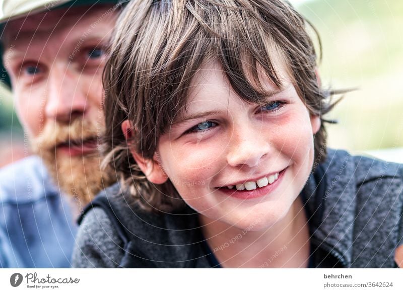 lachen.leben.lieben frech Lächeln Familie & Verwandtschaft Kindheit Außenaufnahme Zuneigung Eltern Vater Zufriedenheit Zusammensein Liebe Sohn Tag Farbfoto