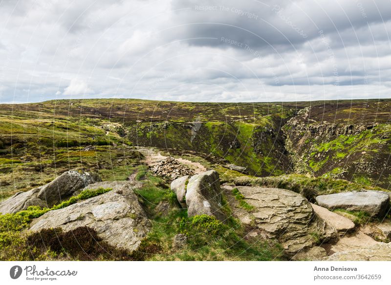 Blick auf die Hügel bei Edale, Peak District National Park, UK Spitzenbezirk Nationalpark Derbyshire England Englisch blau wolkig Landschaft Ackerland grün