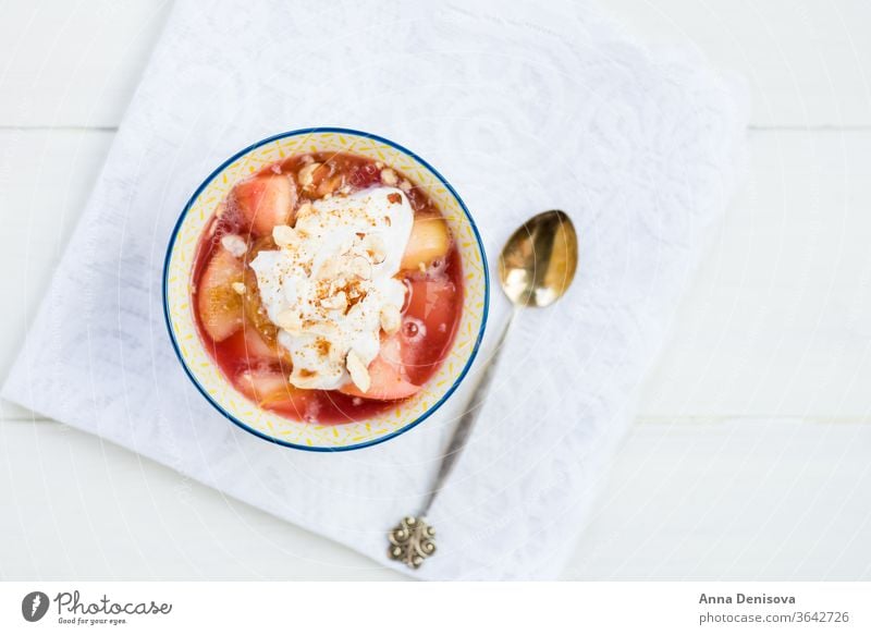 Rhabarber- und Apfelkompott mit Kokosnussjoghurt und Haferflocken bröckeln Beeren Gesundheit Snack Entzug Joghurt Frucht Kuchen Schuster Lebensmittel Erdbeeren