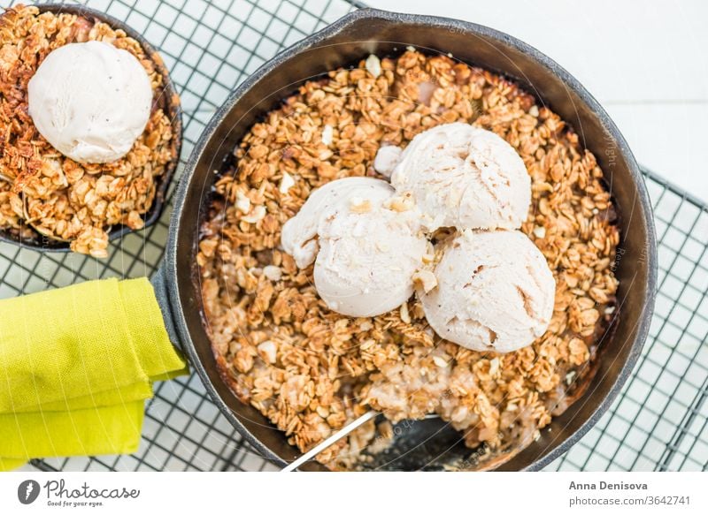 Hausgemachte gekochte Rhabarber- und Apfelstreusel mit Haferflocken und Vanille bröckeln Beeren Gesundheit Frucht Kuchen Speiseeis Schuster Lebensmittel