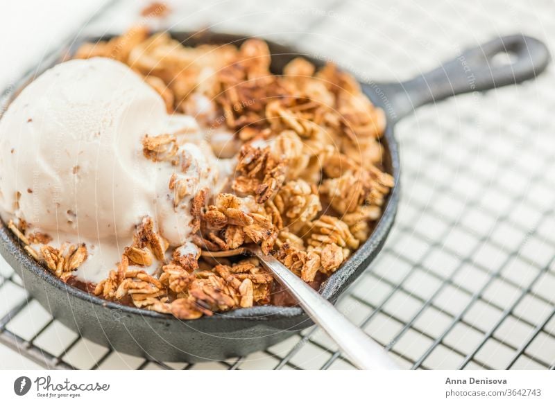 Hausgemachte gekochte Rhabarber- und Apfelstreusel mit Haferflocken und Vanille bröckeln Beeren Gesundheit Frucht Kuchen Speiseeis Schuster Lebensmittel