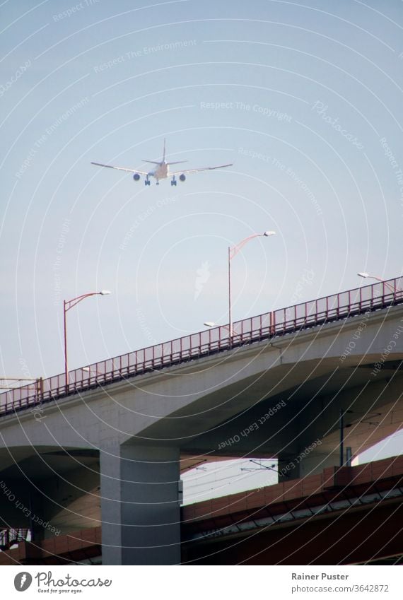 Ein Flugzeug während des Anfluges in Lissabon, Portugal Flugreisen Fluggerät Verkehrsflugzeug Flughafen nähern Luftverkehr blau Business Ladung Motor Fliege