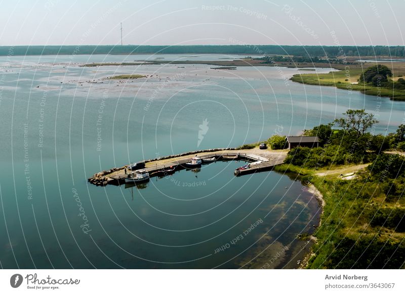 Blick von einem Leuchtturm über einen Steg auf Öland, Schweden Hintergrund schön schwarz Boot Boote PKW Küste Dock fliegend grün Haus Insel Anlegestelle