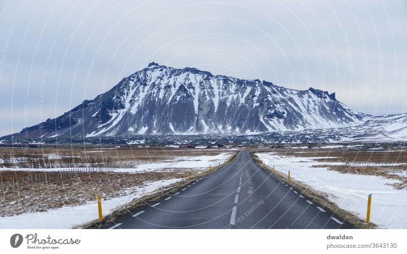 Island Straße Landstraße Schnee Winter März Autobahn Berge u. Gebirge Feld Außenaufnahme Farbfoto Landschaft Menschenleer Ferne Umgehungsstraße Winterzeit