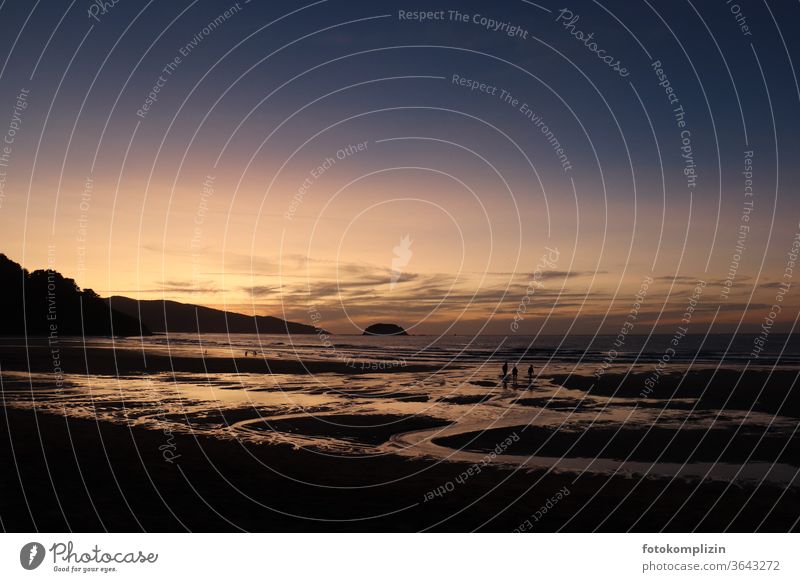 Abenddämmerung mit Lichtspiegelung am Strand bei Ebbe Meeresufer abendhimmel Ferien & Urlaub & Reisen Gezeiten Küste Meeresboden Erholung Ferne Naturliebe