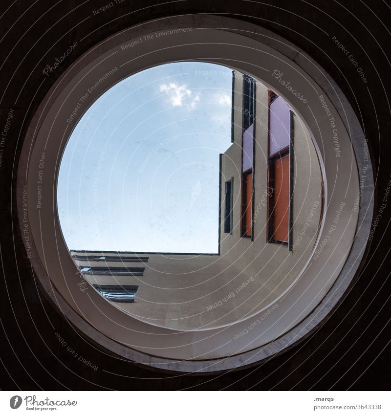 Guckloch Fenster rund Bullauge oben Froschperspektive aufstrebend Hochhaus Architektur Schönes Wetter Himmel