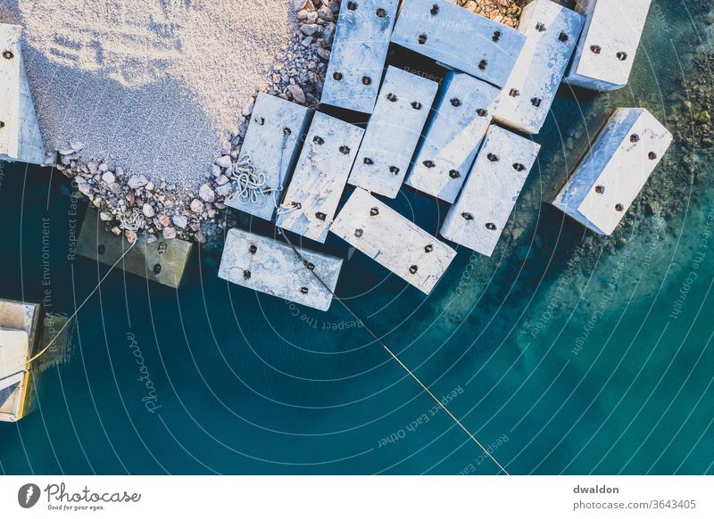 Betonblöcke von oben Dröhnen Klotz Antenne DJI Meer blau Konstruktion Sand Kies Außenaufnahme Wasser Landschaft Strand Küste türkis Meereslandschaft Aussicht