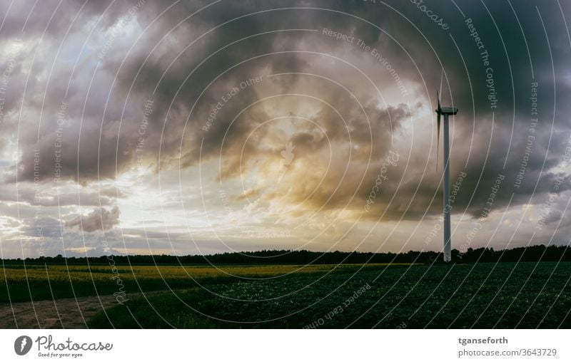 Sonnenuntergang vor Windkraftanlage windkraft Windkraftwerk Wolken Wolkenhimmel Wolkenformation Wolkendecke wolkenlandschaft Außenaufnahme Menschenleer Farbfoto