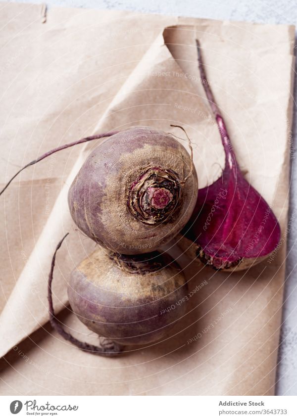 Frische ganze und in Scheiben geschnittene Rote Bete von oben betrachtet Rote Beete rot Gemüse Lebensmittel Saison produzieren Vegetarier Gesundheit natürlich