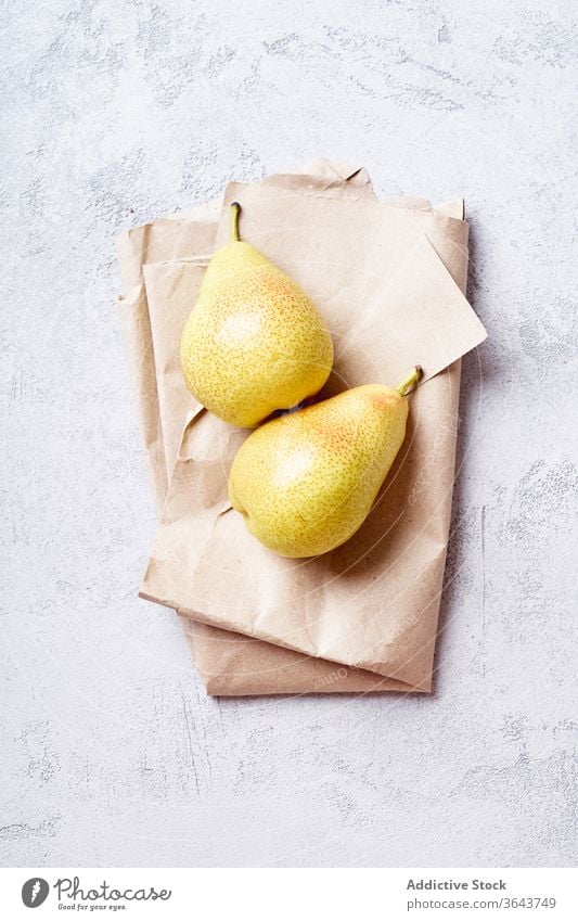 Frische gelbe Birnen von oben betrachtet Frucht Draufsicht Ackerbau Ernte Sommer Overhead Bestandteil Dessert Essen zubereiten süß produzieren hausgemacht