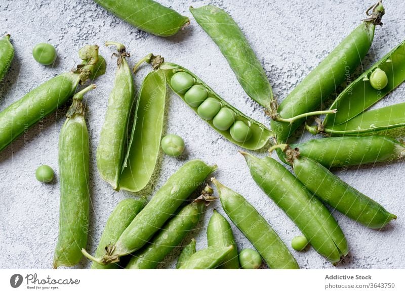 Draufsicht auf Süßerbsen mit geöffneter Hülse Zuckererbsen Erbsen grün Gemüse organisch Lebensmittel produzieren Ernte Veganer Diät Bestandteil Gesundheit