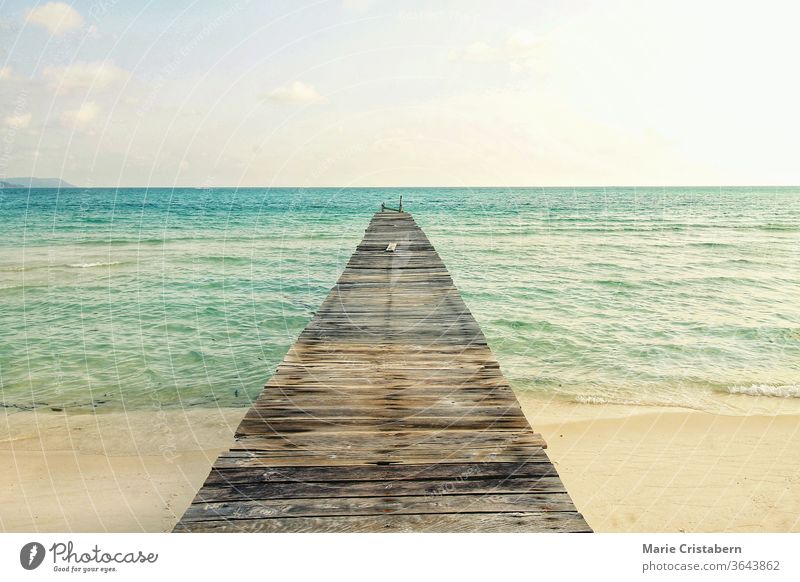 Minimalistisches Landschaftsfoto eines hölzernen Piers vor dem weiten blauen Meer auf der Insel Koh Rong in Kambodscha Meditations-Hintergrund Insel Koh rong