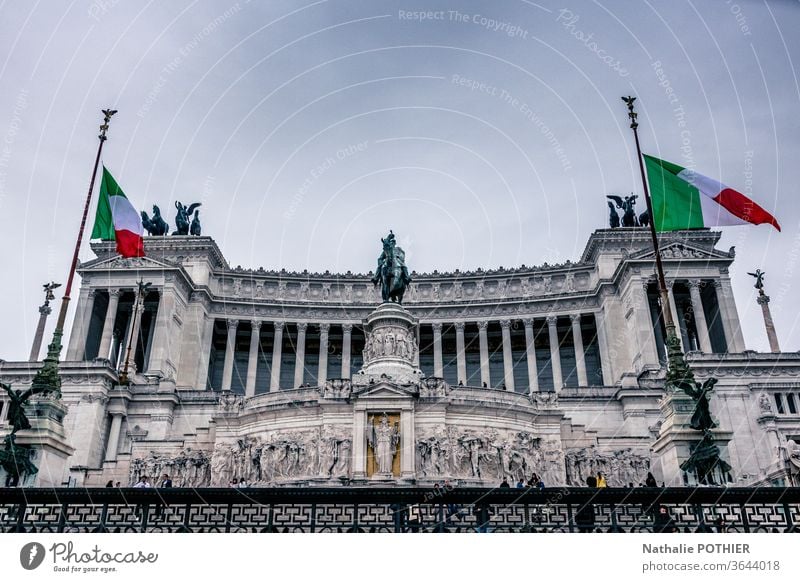 Denkmal Viktor Emanuel II. Rom Italien Tourist Tourismus Städtereise Flaggen Außenaufnahme Sehenswürdigkeit Farbfoto Ferien & Urlaub & Reisen Hauptstadt