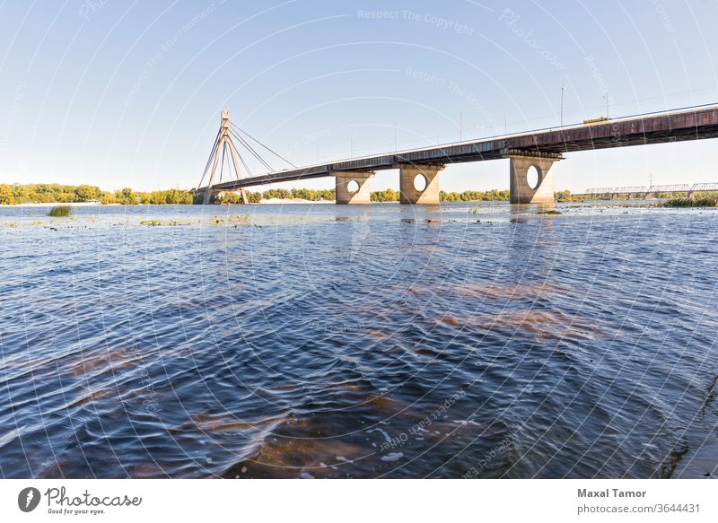 Blick auf die Moskowskij-Brücke in Kiew Ukraine Herbst Einfluss fallen grau liquide lang moscovsky moskowski die meisten natürlich Natur alt Panorama rosa