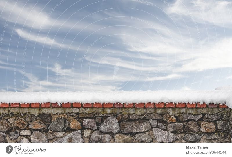 Schneebedeckte Steinmauer mit Himmelshintergrund Burg oder Schloss abstrakt antik architektonisch Architektur Hintergrund blau Baustein Wolken kalt Konstruktion