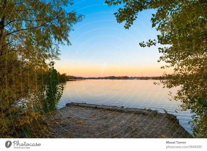 Der Dnjepr bei Dämmerung im Herbst Kiew kyiv Ukraine Bank Strand Windstille Abenddämmerung Saum Umwelt fallen Wald See Landschaft Blätter liquide natürlich