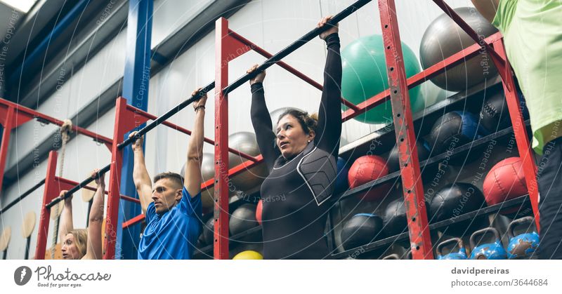 Athleten, die bereit sind, Klimmzüge in der Box zu machen Menschengruppe Ablage durchkreuzen passen erhängen Bar wod Training des Tages Übung Transparente