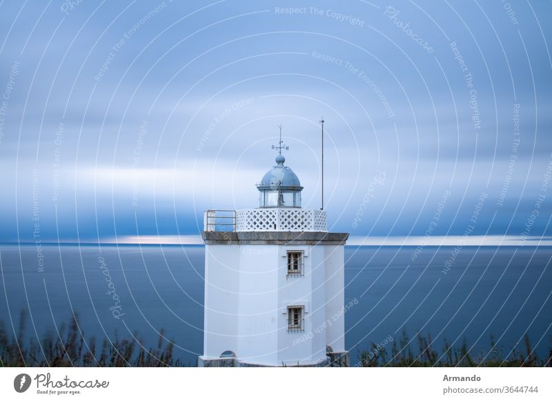 Leuchtturm bei Sonnenuntergang mit Wolken am Himmel MEER Küste Meer Licht blau Wasser Gebäude Turm weiß Leuchtfeuer Haus Landschaft Schiff Insel Kirche Ufer