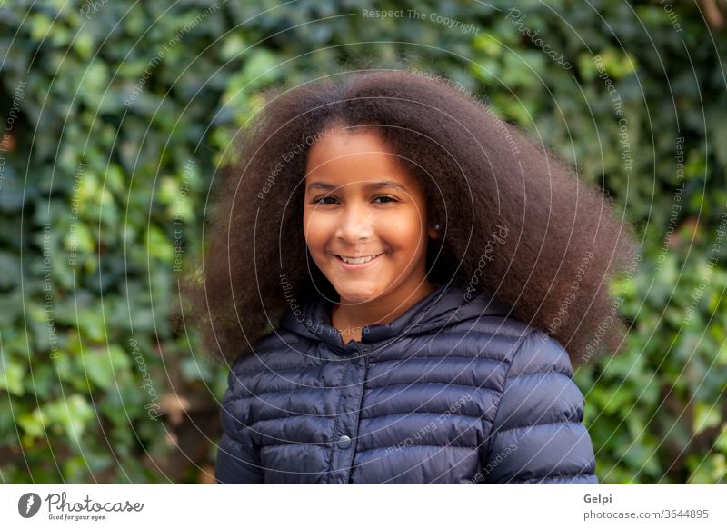 Hübsches Mädchen mit langem Afrohaar und blauem Mantel Person Afro-Look Behaarung brünett Menschen Afrikanisch Porträt Glück Amerikaner Kind schwarz eine