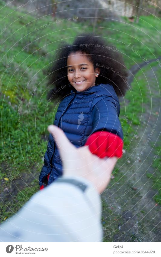 Afrikanisches kleines Mädchen schüttelt jemandem die Hand Person Afro-Look Behaarung lang brünett Unterstützung Pflege Menschen Familie Hände schütteln