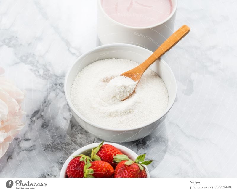 Kollagen-Proteinpulver in Schale auf Marmor Pulver Ergänzung Joghurt Lebensmittel Gesundheit Schönheit Ernährung Erdbeeren rosa Gesicht Kollagenpulver