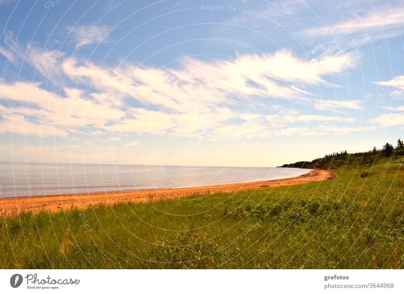 Red Cove Green Land Prince Edward Island Kanada P.E.I Aussenaufnahme Farbfoto Natur Landschaft Tag Umwelt natürlich Meer Bucht Rot blau Weitsicht Steine