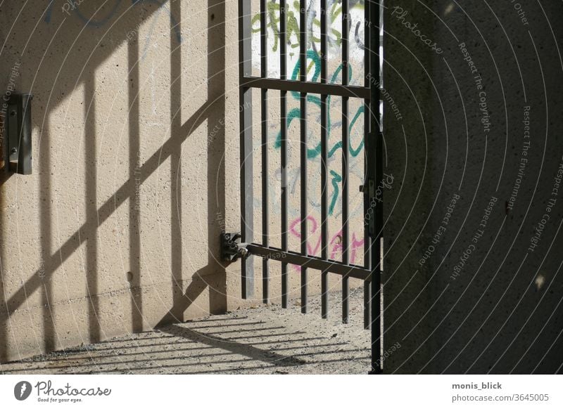 Mauer alte historische Gefängnismauer Sommer berlinmitte gefängnsmauer street urbane Städte zellenmoabit Wand Fassade Stadt Außenaufnahme Menschenleer Altstadt