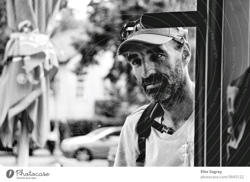 Mann am Fenster mann in schwarz Mensch Schwarzweißfoto maskulin Bart Gesicht Kopf