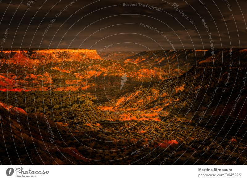 Die letzten Sonnenstrahlen des Tages treffen auf den Palo Duro Canyon Sonnenuntergang Schlucht palo duro im Freien Natur USA Landschaft reisen Erosion natürlich