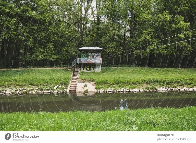 Architektur und Natur | Mit Graffiti verschmiertes Gebäude am Ufer der Kinzig Schmierfinken Seil Fluß Bach Deich Haus Treppe Wald Waldweg Wasser Fluss