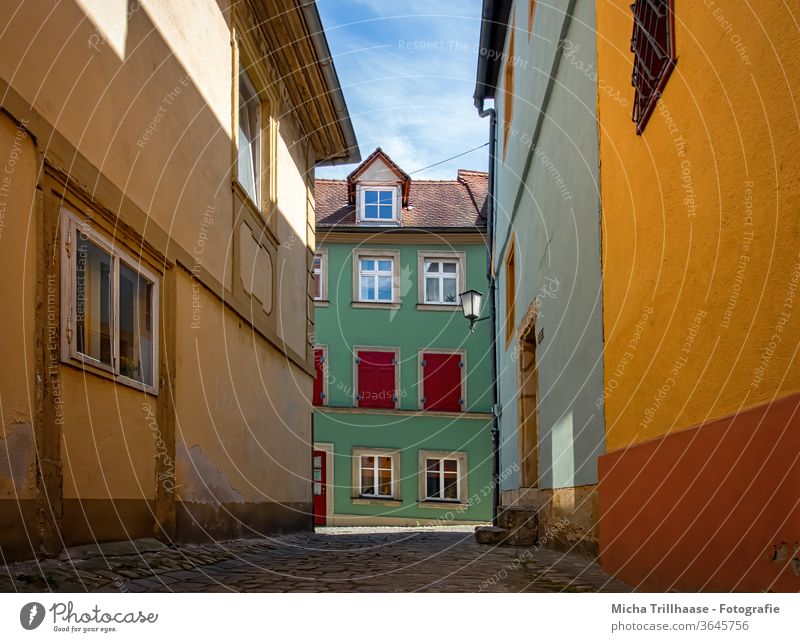 Bunte Altstadtgasse in Bamberg Bayern Franken Gasse Stadt Gebäude Häuser Architektur Fassaden Fenster bunt farbenfroh Dach Pflaster Pflastersteine Weg Tür